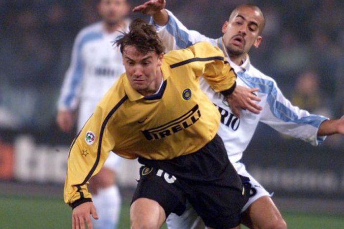 Dario Simic (depan) berduel dengan Juan Sebastian Veron dalam partai Liga Italia antara Lazio kontra Inter Milan di Stadio Olimpico Roma, 11 Maret 2000.