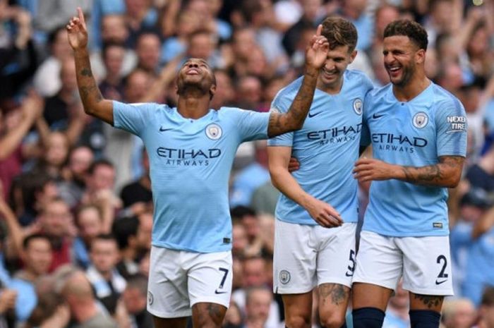 Raheem Sterling (kiri) merayakan gol dia dalam partai Liga Inggris Manchester City lawan Newcastle United di Etihad Stadium Manchester, 1 September 2018.