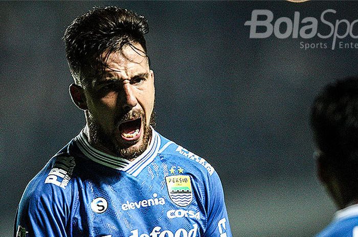  Striker Persib Bandung, Jonathan Bauman, selebrasi seusai mencetak gol ke gawang PSM Makassar pada pekan kesepuluh Liga 1 2018 di Stadion GBLA, Bandung, Rabu(23/05/18). 