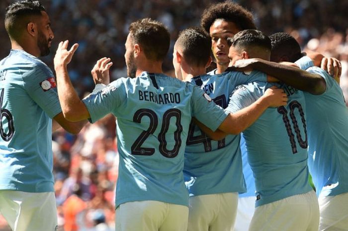 Para pemain Manchester City merayakan gol ke gawang Chelsea pada laga Community Shield di Stadion Wembley, London, Minggu (5/8/2018).   