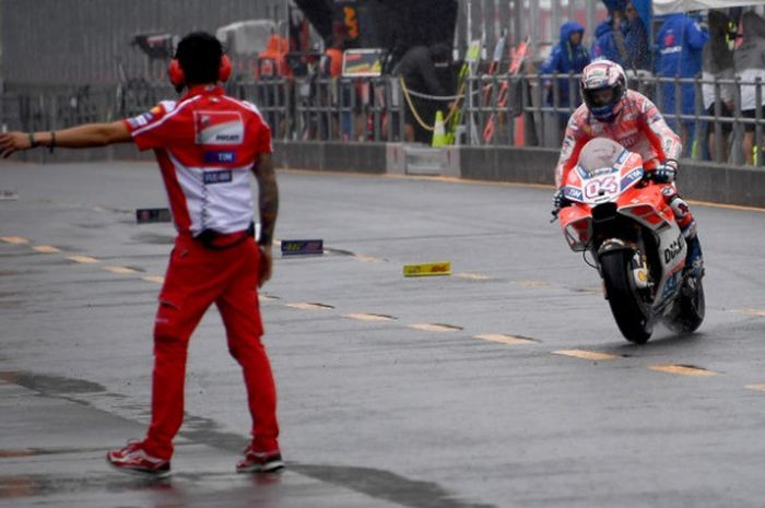 Pebalap Ducati, Andrea Dovizioso, memacu motor pada latihan bebas pertama GP Jepang yang berlangsung di Twin Ring Motegi, Jumat (13/10/2017).