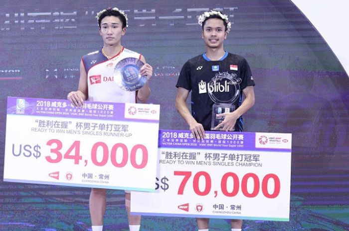 Pebulu tangkis tunggal putra Indonesia, Anthony Sinisuka Ginting (kanan) dan Kento Momota (Jepang) berpose saat naik podium juara China Open 2018 di Olympic Sports Center Xincheng Gymnasium, Minggu (23/9/2018).