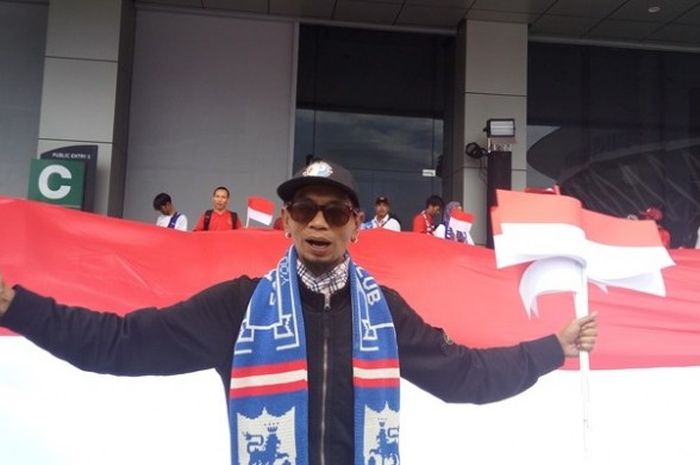 Dirigen Aremania, Yuli Sugianto alias Yuli Sumpil, hendak mendukung tim nasional Indonesia untuk partai kontra Thailand pada Grup A Piala AFF 2016 di Philippine Sports Stadium, 19 November 2016.