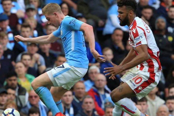 Gelandang Manchester City, Kevin de Bruyne (kiri), beraksi dalam partai Liga Inggris lawan Stoke City di Stadion Etihad, Manchester, 14 Oktober 2017.