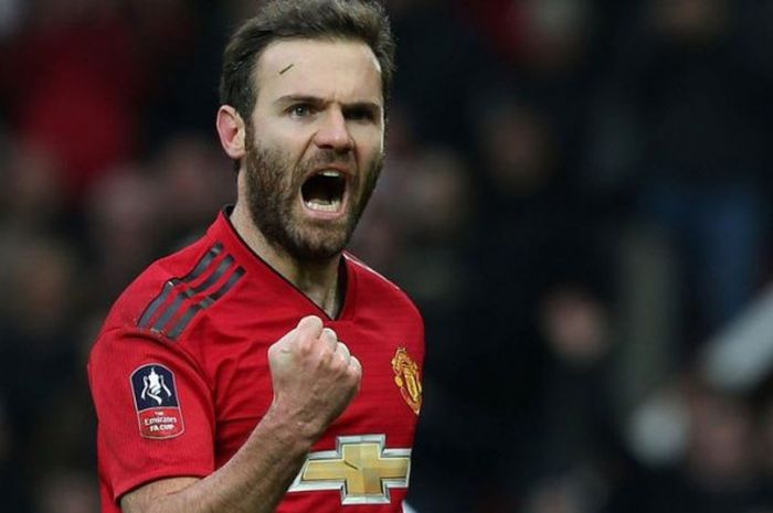 Pemain sayap Manchester United, Juan Mata, merayakan gol yang ia cetak ke gawang Reading pada putara