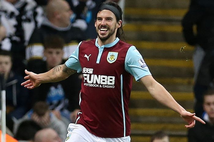 Penyerang Burnley, George Boyd, melakukan selebrasi setelah mencetak gol ke gawang Manchester City pada laga Liga Inggrid di Stadion Turf Moor pada Maret 2015.