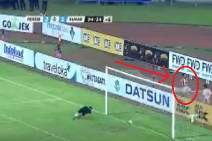 Selebrasi ball boys saat Rhapael Maitimo mencetak gol ke gawang Gerri Mandagi.