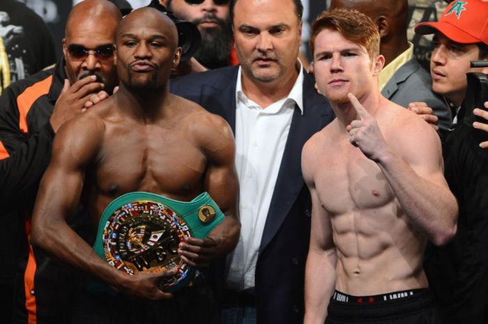 Floyd Mayweather Jr dan Saul Alvarez saat bertarung pada 2013.