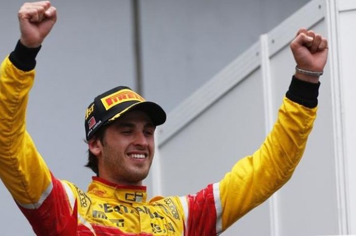 Pebalap Prema Racing asal Italia, Antonio Giovinazzi, merayakan kemenangan pada balapan pertama (feature race) GP2 Malaysia di Sirkuit Sepang, Sabtu (1/10/2016).