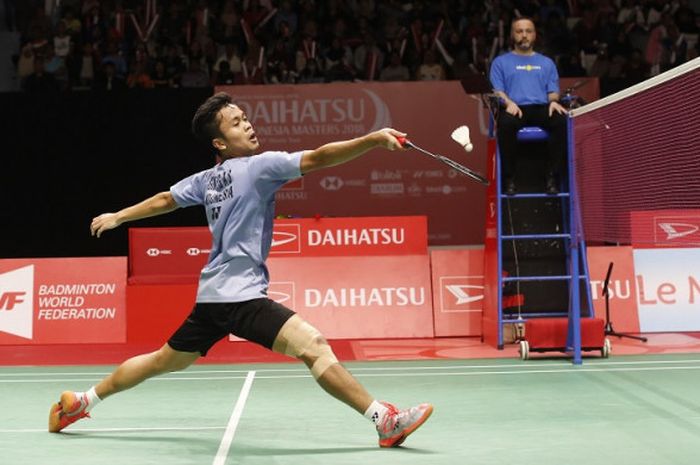 Pebulu tangkis tunggal putra Indonesia, Anthony Sinisuka Ginting, mengembalikan kok ke arah Chen Long (China) pada babak perempat final Indonesia Masters 2018 yang berlangsung di Istora Senayan, Jakarta, Jumat (26/1/2018).