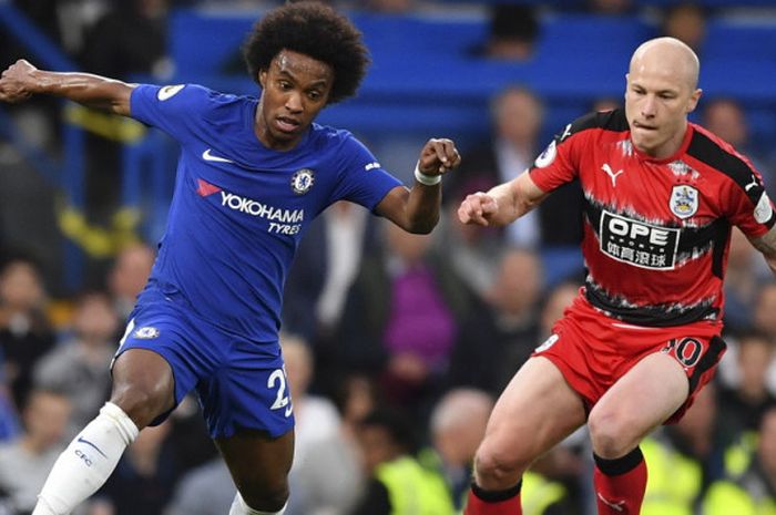 Gelandang Chelsea, Willian Borges (kiri), menggiring bola dari incaran pemain Huddersfield Town, Aaron Mooy, dalam laga Liga Inggris 2017-2018 di Stadion Stamford Bridge, London, Inggris, pada Rabu (9/5/2018). 