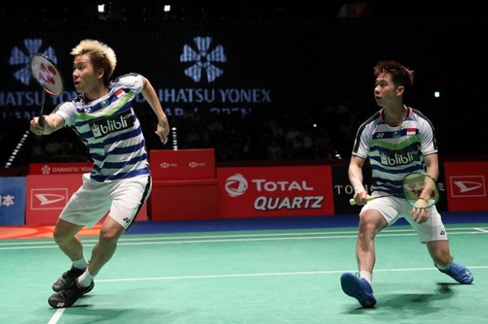 Pasangan ganda putra Indonesia, Marcus Fernaldi Gideon/Kevin Sanjaya Sukamuljo, mengembalikan kok ke arah He Jiting/Tan Qiang (China) pada babak semifinal Japan Open 2018 yang berlangsung di Musashino Forest Sport Plaza, Tokyo, Sabtu (15/9/2018).