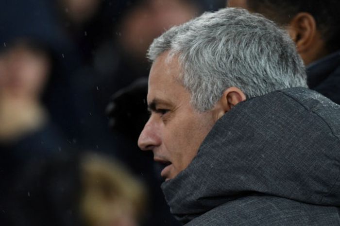 Ekspresi Manajer Manchester United, Jose Mourinho, sebelum dimulainya laga Liga Inggris kontra Everton di Stadion Goodison Park, Liverpool, pada 1 Januari 2018.