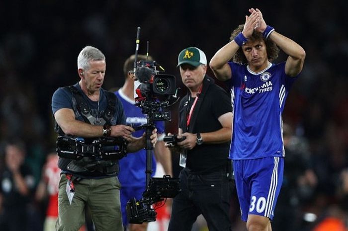 Bek Chelsea, David Luiz (kanan), tepuk tangan ke arah penggemar setelah melakoni pertandingan Premier League kontra Arsenal di Stadion Emirates, London, Inggris, 24 September 2016.