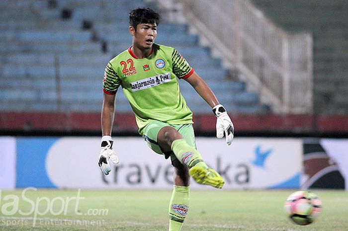 Kiper Martapura FC, Ail Budiman Raharjo, mengoper bola kepada rekannya saat tampil melawan Persiwa Wamena dalam  babak 16 besar pertama Grup D Liga 2 di Stadion Gelora Delta Sidoarjo, Jawa Timur, Sabtu (23/09/2017) sore.