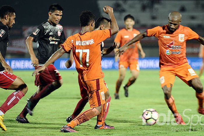 Gelandang sayap Perseru Serui, Friska Womsiwor (77), berupaya menghadang laju pemain Persija Jakarta dalam laga lanjutan Grup D Piala Presiden 2018. di Stadion I Wayan Dipta Gianyar, Bali, Rabu (24/1/2018).