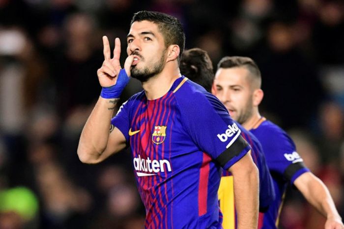 Striker FC Barcelona, Luis Suarez, merayakan gol yang dia cetak ke gawang Deportivo La Coruna dalam laga Liga Spanyol di Stadion Camp Nou, Barcelona, pada 17 Desember 2017.