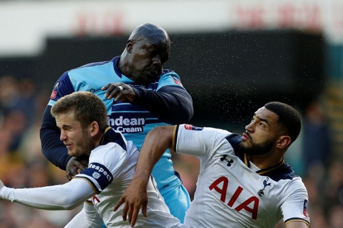 Striker Wycombe Wanderers, Adebayo Akinfenwa (tengah), berduel dengan pemain Tottenham Hotspur, Eric Dier (kiri) dan Cameron Carter-Vickers, dalam laga babak keempat Piala FA di Stadion White Hart Lane, London, Inggris, pada 28 Januari 2017.