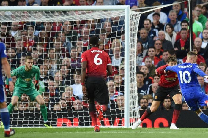 Gelandang Leicester City, James Maddison (kanan), menghunjamkan tembakan ke arah gawang Manchester United yang dikawal David De Gea dalam laga Liga Inggris di Stadion Old Trafford, Manchester pada 10 Agustus 2018.