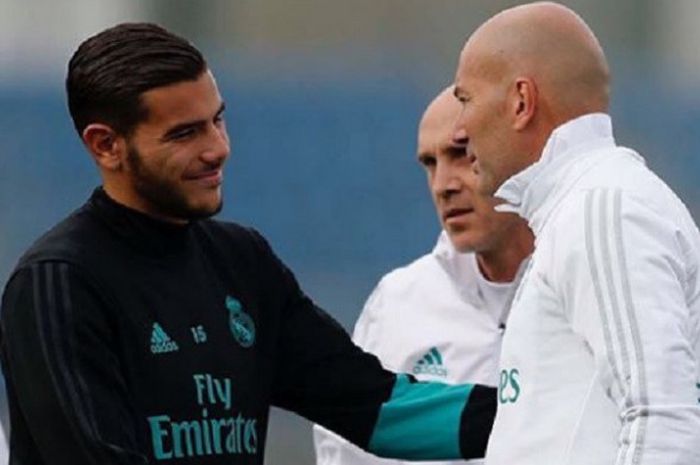 Bek kiri Real Madrid, Theo Hernandez saat bersalaman untuk mengucapkan perpisahan ke Zinedine Zidane