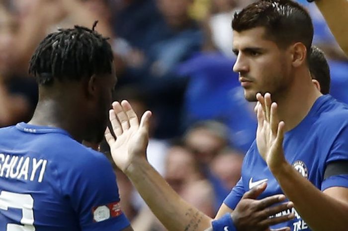 Penyerang Chelsea, Alvaro Morata (kanan), masuk menggantikan Michy Batshuayi dalam partai Community Shield melawan Arsenal di Stadion Wembley, London, 6 Agustus 2017.