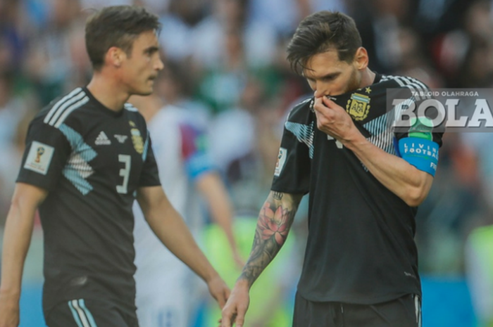 Ekspresi megabintang Argentina, Lionel Messi (kanan), dan bek Nicolas Tagliafico (kiri) seusai laga Grup D Piala Dunia 2018 kontra Islandia di Spartak Stadium, Moskow, Rusia pada 16 Juni 2018.