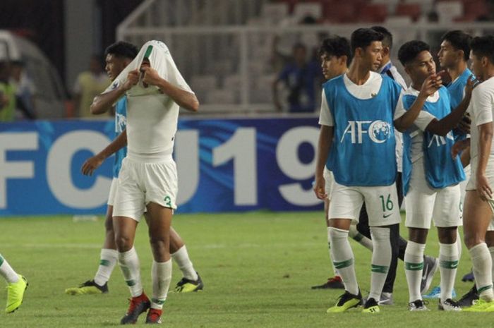 Para pemain timnas U-19 Indonesia tertunduk usai kekalahan 5-6 kontra Qatar pada fase grup Piala Asia U-19 2018 di Stadion Utama Gelora Bung Karno, Jakarta, Minggu (21/10/2018).