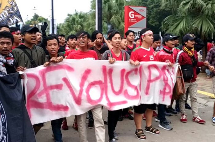 Kelompok suporter timnas Indonesia dengan identitas ultras memasuki ring 1 SUGBK, Minggu (25/11/2018), saat skuat Garuda menjamu Filipina pada laga pamungkas fase grup Piala AFF 2018.