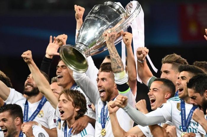  Para pemain Real Madrid merayakan kesuksesan menjuarai Liga Champions setelah menaklukkan Liverpool FC 3-1 pada final di Stadion NSC Olimpiyskiy, Kiev, Ukraina, pada Sabtu (26/5/2018).    