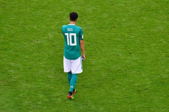  Gelandang timnas Jerman, Mesut Oezil, melangkah gontai setelah timnya dikalahkan Korea Selatan dalam partai Grup F Piala Dunia 2018 di Kazan Arena, Kazan, 27 Juni 2018. 