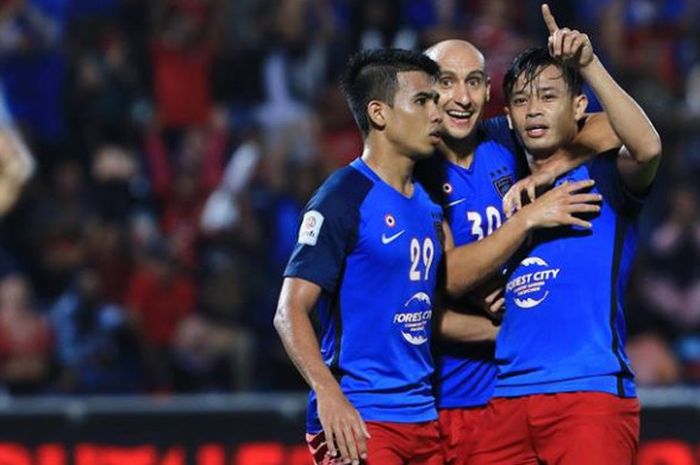 Penyerang Johor Darul Takzim, Hazwan bakri (kanan) bersama dua rekannya merayakan gol ke gawang Selangor FA pada lanjutan Liga Super Malaysia 2018 di Stadion Larkin, Johor Bahru, 2 Mei 2018. 