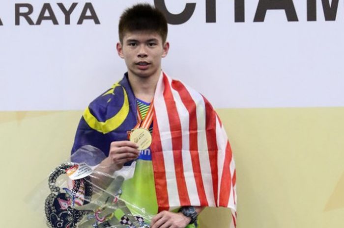 Pebulu tangkis tunggal putra junior Malaysia, Jun Hao Leong, berpose dengan medali emas yang diraihnya setelah mengalahkan wakil China, Yupeng Bai, dengan skor 21-6, 20-22, 21-17 pada babak final Kejuaraan Asia Junior di Jaya Raya Sports Hall Training Center, Minggu (30/7/2017).