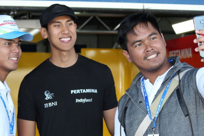 Sean Gelael (tengah), membela tim asal Italia, Prema, di musim ketiganya di Formula 2 tahun depan.