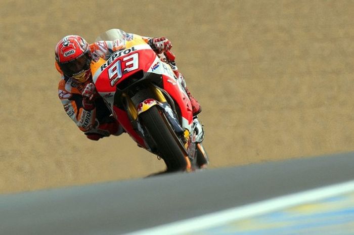  Pebalap tim Repsol Honda, Marc Marquez, sesaat menjelang memasuki lintasan lurus dalam sesi latihan bebas ajang MotoGP Prancis di Sirkuit Le Mans, (19/5/2017). 