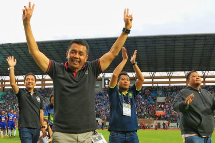 Dua tanda V dari tangan pelatih PSIS Semarang, Jafri Sastra seusai timnya menumbangkan Persipura pada pekan ke-33 Liga 1 2018 di Stadion Moch Soebroto, Kota Magelang, Sabtu (1/12/2018).