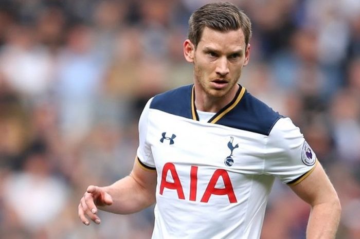 Aksi bek Tottenham Hotspur, Jan Vertonghen, dalam pertandingan Premier League 2016-2017 menghadapi Southampton di Stadion White Hart Lane, London, Inggris, pada Minggu (19/3/2017).