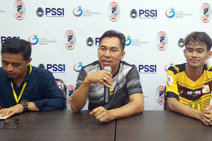 pelatih Barito Putera U-19, Andri Ramawi, memberi keterangan dalam konfrensi pers.