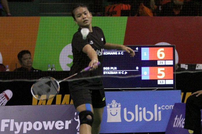 Pebulu tangkis asal klub PB Djarum, Komang Ayu saat menghadapi SGS PLN Bandung pada hari pertama Superliga Junior 2017 di GOR Djarum, Magelang, Selasa (5/12/2017).