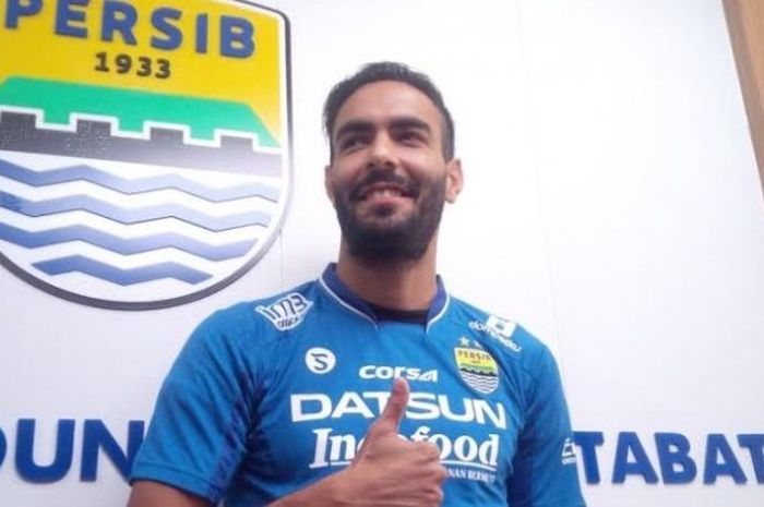    Gelandang anyar Persib, Marcos Flores setelah menandatangani kontrak di Graha Persib pada Jumat (9/9/2016).    