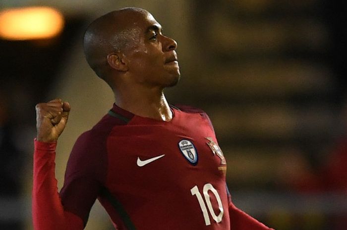 Gelandang Portugal, Joao Mario, merayakan gol yang dia cetak ke gawang Arab Saudi dalam laga persahabatan di Stadion Fontelo, Viseu, Portugal, pada 10 November 2017.