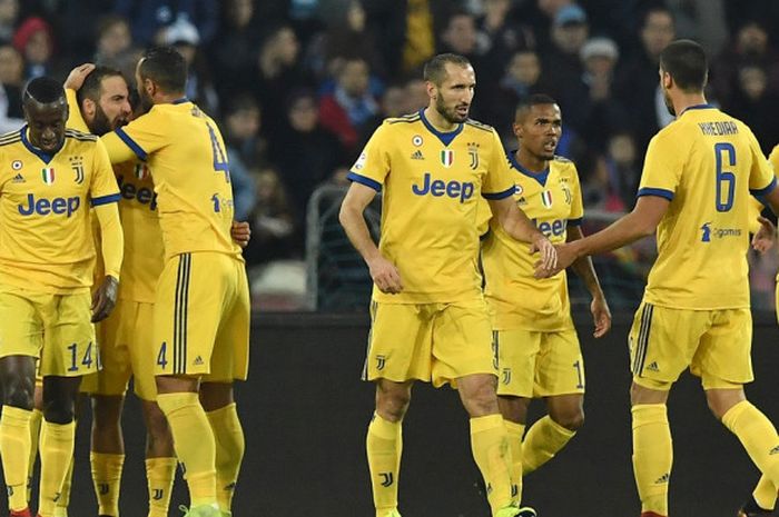 Striker Juventus, Gonzalo Higuain (kedua dari kiri), merayakan gol yang dia cetak ke gawang Napoli dalam laga Liga Italia di Stadion San Paolo, Naples, pada 1 Desember 2017.