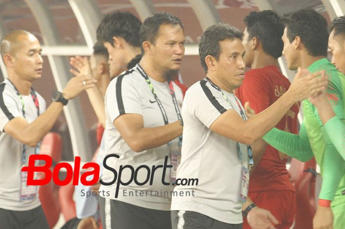 Para pelatih timnas Indonesia dipimpin Bima Sakti menyalami pemain cadangan skuat Garuda seusai laga kontra Filipina pada laga pamungkas fase grup Piala AFF 2018 di SUGBK, Minggu (25/11/2018). 