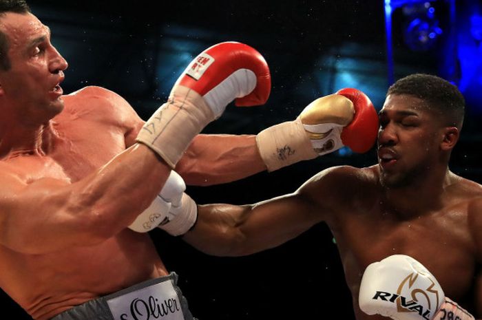 Pertarungan antara Anthony Joshua vs Wladimir Klitschko yang berlangsung di Stadion Wembley (29/4/2017).