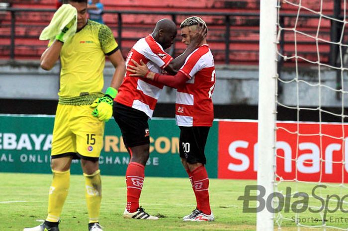 Striker Madura United, Cristian Gonzales (kanan), merayakan gol bersama rekan setimnya, OK John, saat melawan PS Tira Bantul pada pekan kedua Piala Presiden 2018 Grup C di Stadion Gelora Bung Tomo Surabaya, Jawa Timur, Selasa (23/01/2018) sore. 