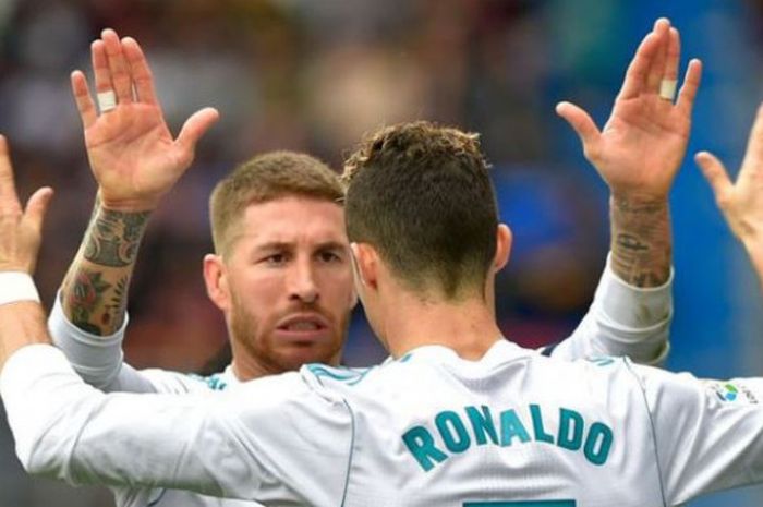  Cristiano Ronaldo bersama Sergio Ramos merayakan gol Real Madrid ke gawang Eibar pada pertandingan La Liga Spanyol di Stadion Ipurua, Sabtu (10/3/2018).  