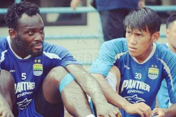 Eks Pemain Persib, Michael Essien dan Seorang Pemain Muda Persib, Rizki Hidayat Berfoto Bersama di Sela-sela Latihan 