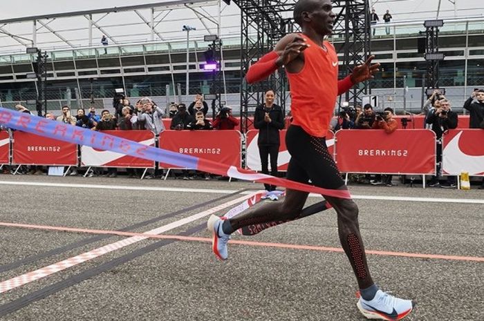 Pelari asal Kenya, Eliud Kipchoge, melintasi garis finish di Sirkuit Monza, Italia, setelah melahap 