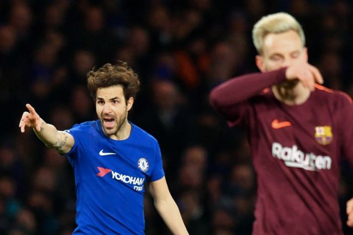 Ekspresi gelandang Chelsea, Cesc Fabregas (kiri), dalam laga leg pertama babak 16 besar Liga Champions kontra FC Barcelona di Stadion Stamford Bridge, London, Inggris, pada 20 Februari 2018.