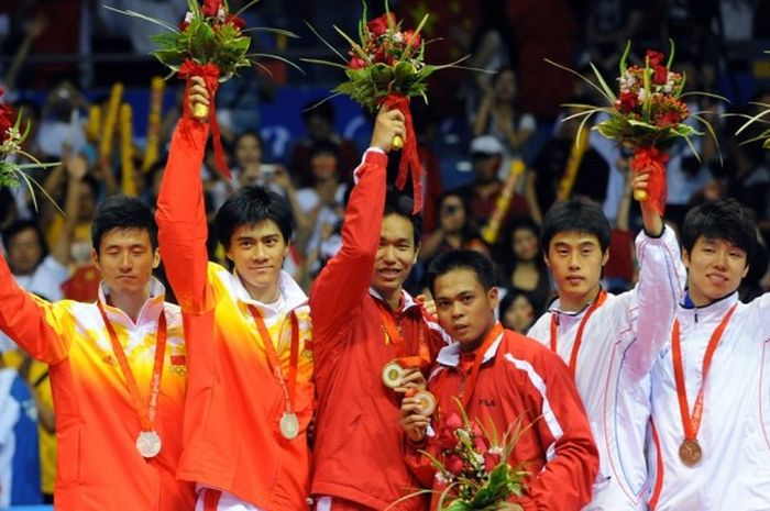 Pasangan ganda putra Indonesia, Markis Kido/Hendra Setiawan (tengah) berfoto bersama para peraih med