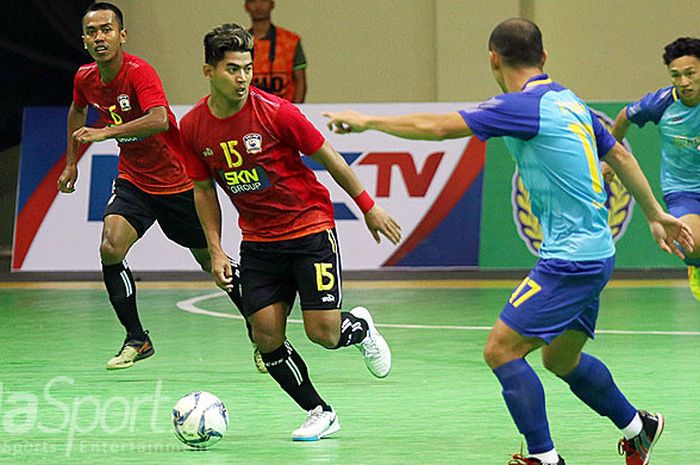 Pemain SKN Kebumen, Jemi Firmansyah (merah), saat melawan Sanatech Khanh Hoa dalam laga Grup B AFF Futsal Club di GOR UNY, Yogyakarta.